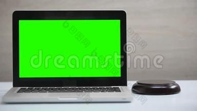 绿色屏幕笔记本电脑桌上，木槌敲击音块，罚款支付应用程序